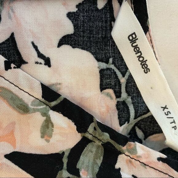 NWOT BLUENOTES Black Floral Short Sl Romper - Picture 9 of 13